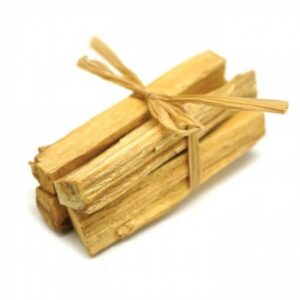 Bâton de Palo Santo utilisé pour la purification énergétique, les rituels spirituels et l’harmonisation des lieux