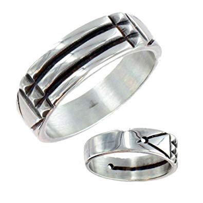Bague atlante en métal gravée de symboles sacrés, utilisée pour la protection énergétique et l’harmonisation vibratoire
