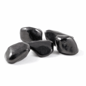 Pierre de shungite brute ou polie utilisée pour la protection énergétique et la purification électromagnétique