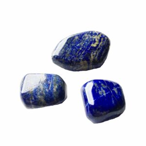 Pierre de lapis lazuli bleue profonde avec inclusions dorées, utilisée en lithothérapie pour l’intuition et la clarté mentale