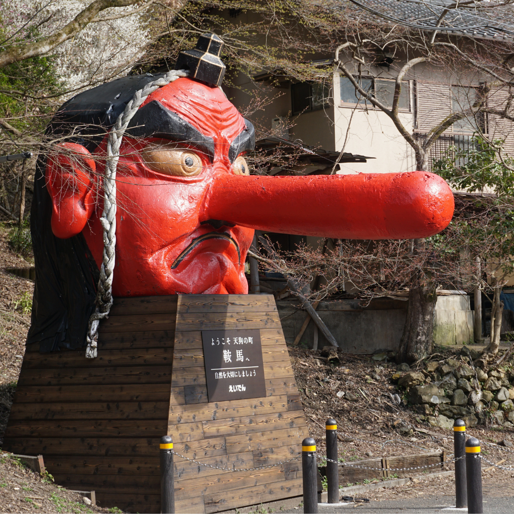 Statue ou représentation traditionnelle japonaise d’un Tengu, esprit mythologique protecteur et gardien des montagnes